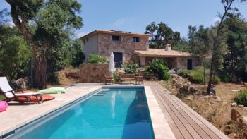 La piscine et la maison
